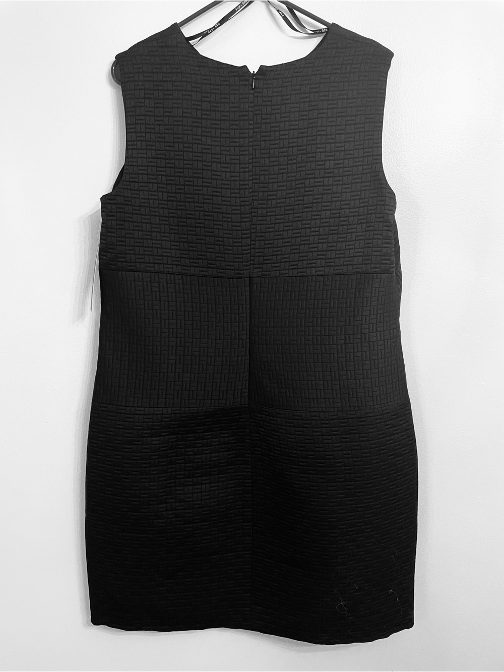 Sleeveless Textured Black Shift Dress - Classic Work-to-Evening Style - Picture 2 of 4